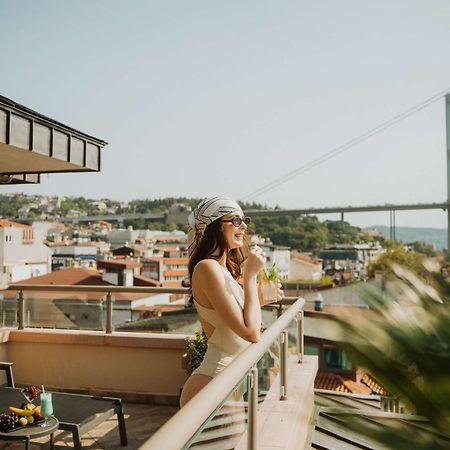 Radisson Blu Bosphorus Hotel อิสตันบูล ภายนอก รูปภาพ A woman on a balcony