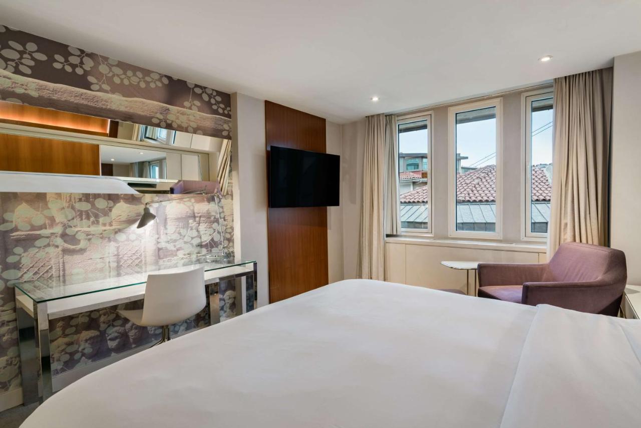 Radisson Blu Bosphorus Hotel อิสตันบูล ภายนอก รูปภาพ A room at the hotel