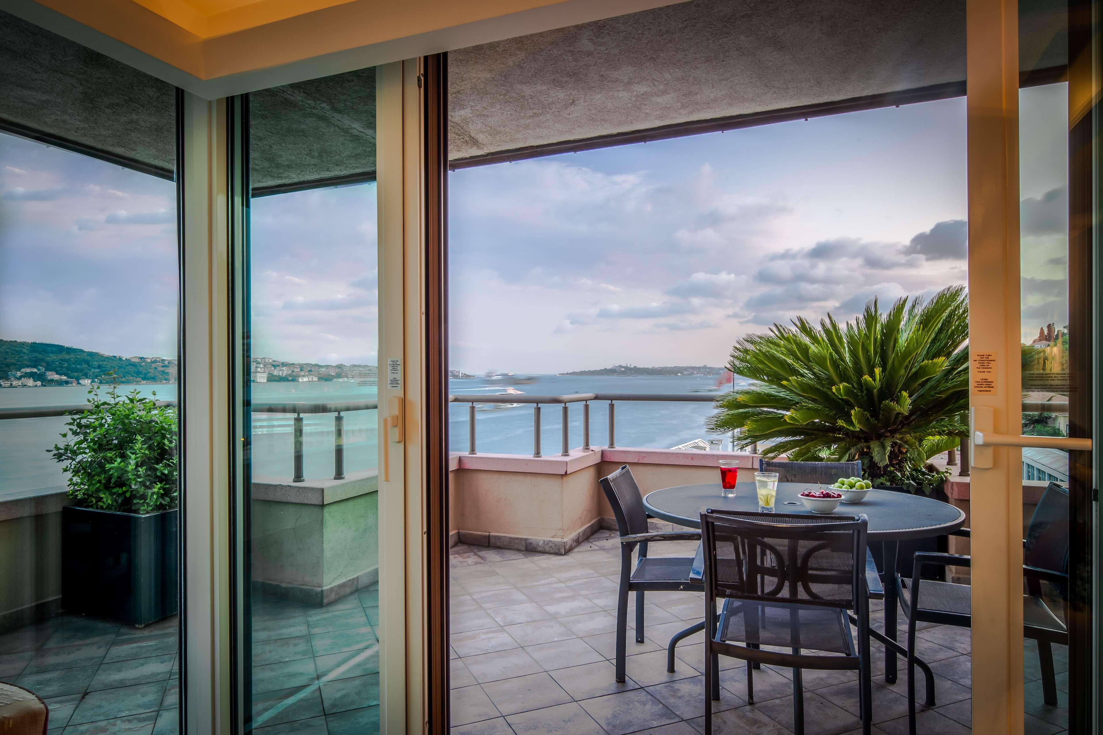 Radisson Blu Bosphorus Hotel อิสตันบูล ภายนอก รูปภาพ View from the balcony of a suite at the hotel