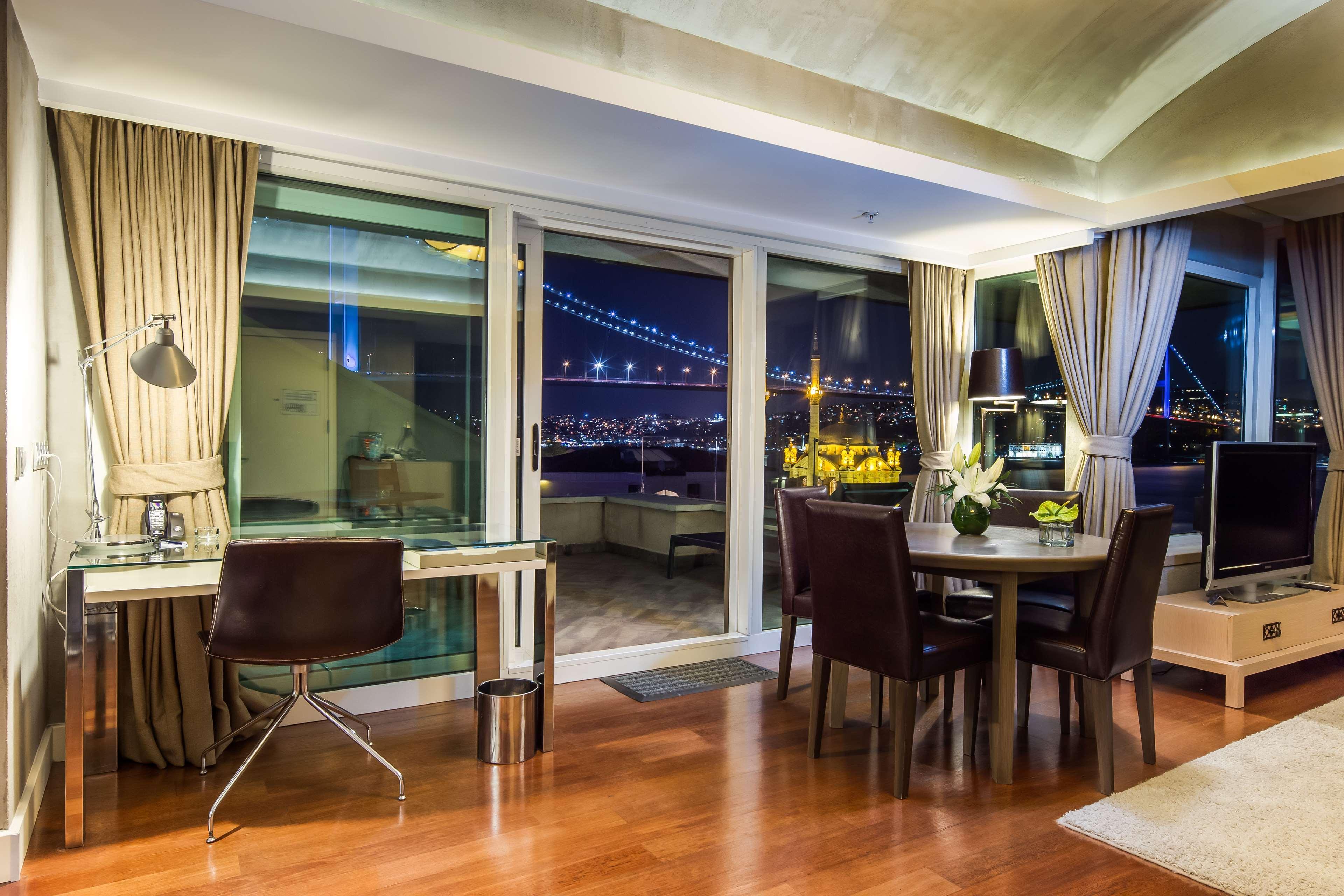 Radisson Blu Bosphorus Hotel อิสตันบูล ภายนอก รูปภาพ Interior of a suite at the Mandarin Oriental, New York