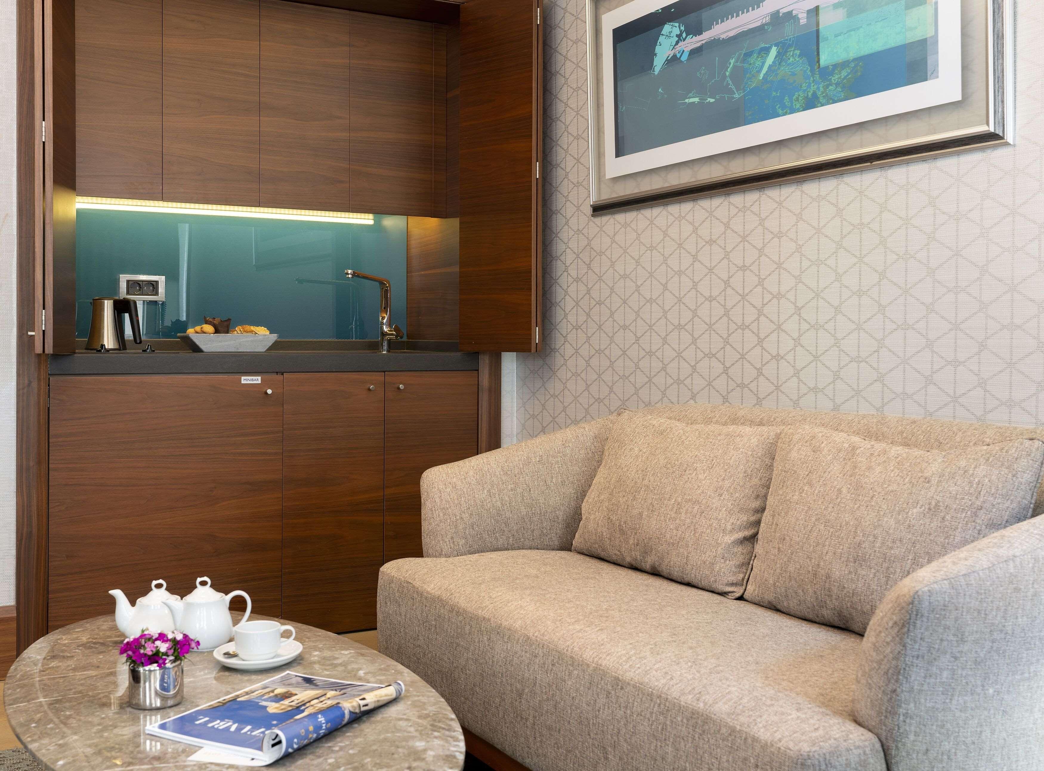 Radisson Blu Bosphorus Hotel อิสตันบูล ภายนอก รูปภาพ A living room in a suite at the hotel