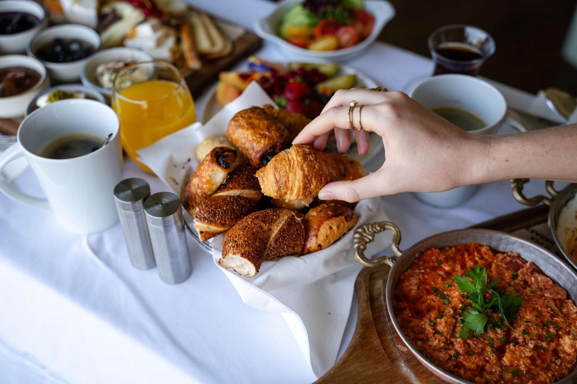 Radisson Blu Bosphorus Hotel อิสตันบูล ภายนอก รูปภาพ Turkish breakfast
